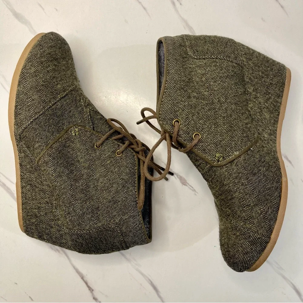 TOMS Booties Size 8 Women's Desert Wedge Lace Up In Olive Herringbone